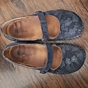 White Mountain mary jane shoes size 9